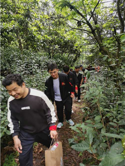 【登山望湖 走进春天】上海尊龙凯时-人生就是搏集团开展2024年山野徒步活动(图2)